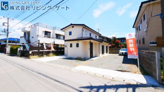 【前面道路含む現地写真】 | 伊勢小約300ｍ、南西中約1.7km、甲斐住吉駅1.0kmの為、あらゆるご家庭にお勧めのご住宅です。全開口部ペアガラスサッシ新品交換済み