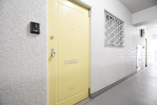 【その他共用部分】 | 皆様をお迎えする、お部屋の玄関ドア。開けやすさや開放角度、ドアノブの操作しやすさや鍵の形状などを、現地で一度ご確認ください。～即日のご見学可能～　お問合せはお気軽にどうぞ。