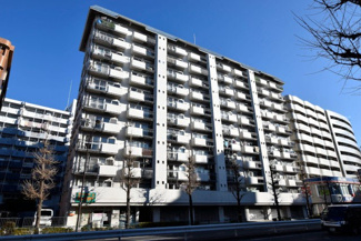 【外観】 | 青空によく映える建物です。手入れの行き届いた外壁やマンション正面エントランスなど、綺麗な姿をぜひ一度、現地にてご覧ください。～即日のご見学可能～　お問合せはお気軽にどうぞ。