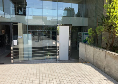 【エントランス】 | メゾン・ド・ノア元横山 | マンションのエントランスには、もともと風よけや防犯の役割がありますが、マンションによって宅配ボックスなどの設備が備わっている所もあります。日々の生活をイメージしながら生活しやすさをチェックしましょう。