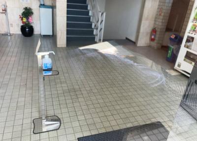 【ロビー】 | メゾン・ド・ノア元横山 | ラウンジは、マンションの共用スペースに椅子やテーブルなどを配置した利用者が寛げる空間です。屋内型ラウンジと屋外型ラウンジがあります。共用部分の管理状況と合わせて、詳細については現地でご確認ください。