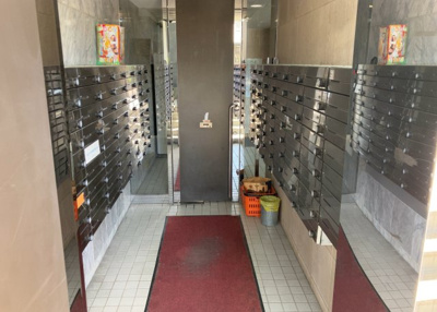 【設備】 | メゾン・ド・ノア元横山 | エントランス付近に設置されている集合ポストは、住んでいる部屋と離れているため、ポストをあさるなど誰かに何かされていても被害に気づきにくいです。入居する時には他人に特定されにくい番号で鍵をかけましょう！