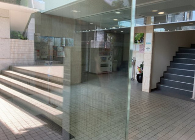 【ロビー】 | メゾン・ド・ノア元横山 | ロビーというと、エントランスと何がちがうの？と思いますよね。実はロビーとエントランスには明確な決まりはありません。物件によっては、エントランスを入って広がるある程度の広さのある空間がロビーとなります。