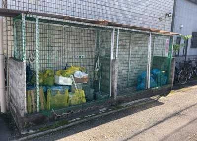 【設備】 | メゾン・ド・ノア元横山 | 共有部分は、住民なら誰もが使える設備のこと。例えば駐車場やエレベーター、インターネット設備、セキュリティ設備などがあります。他にも、マンションの廊下・外部階段やエントランス・ゴミ置き場などがあります。