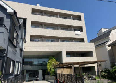 【現況写真】 | メゾン・ド・ノア元横山 | 道幅が広い場所は日当たりや風通が良好です。幅が広いのですれ違いも可能ですし大きな車でも駐車可能！一方で、大型車が通ることも多くなるため交通量の増加により騒音に繋がります。また土地の値段が高くなります。