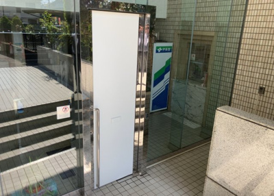 【玄関】 | メゾン・ド・ノア元横山 | 玄関は家の顔でもあり、家族以外の目にも止まる場所です。玄関は外との間を仕切る扉、靴などをしまっておく収納スペース、靴脱ぎのたたきスペース、来客とのやり取りをするドアホンなど複数のアイテムからなります。