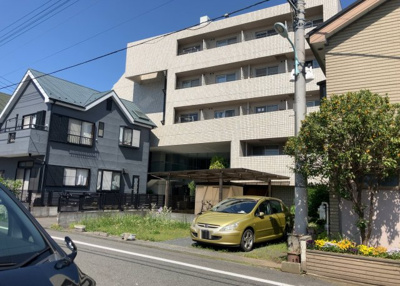 【外観】 | メゾン・ド・ノア元横山 | 外観はマンション管理がされているかの目安になります。築年数が古いと、壁面は劣化してひび割れが生じることも！建物が古びていても細かいところが修繕されていると、きちんと管理されているなぁと感じるでしょう。