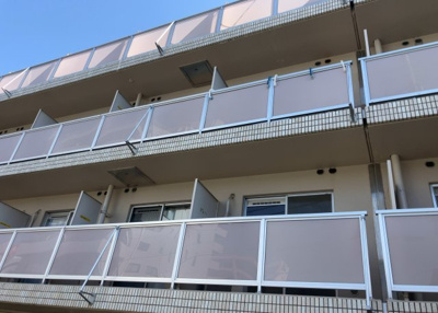 【バルコニー】 | メゾン・ド・ノア元横山 | 一般的なバルコニーは、奥行1.5ｍ程ですが、ワイルドバルコニーは2ｍまで広がっています。そのため洗濯物の間隔をあけ干すことができ、乾きやすいというメリットや、ガーデニングが楽しめる等の特徴があります。