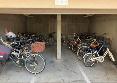 【駐車場】 | メゾン・ド・ノア元横山 | 車一台あたりに必要なスペースは、標準サイズの普通自動車で横幅2m50cm、長さ5mは必要になります。ただし、乗降のことも考慮して横幅3m30cm、長さ5m50cmほどは確保できるところを選びましょう。