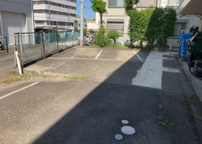 【駐車場】 | メゾン・ド・ノア元横山 | 駐車場と明記されていても、最小スペースでつくられた駐車場だと大型車は駐車できなかったり、出入りしにくくなったりする可能性があります。お車のサイズと購入したい物件の駐車場のサイズを現地で確認しましょう。