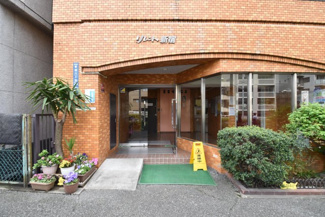 【エントランス】 | お客様を、そして住人を出迎えてくれるマンションのエントランス。ゴミが落ちていないことからも、管理状態の良さや住民の節度の高さが見て取れます。～即日のご見学可能～　お問合せはお気軽にどうぞ。
