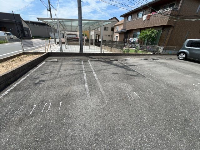 メゾンショコラＡ棟の駐車場