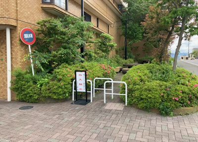 【庭】 | ライオンズマンション座間第２ | 物件によっては、入居者が個人的に使用できる専用庭がついているものもあります。また、住宅の中にある土間の部分を庭と呼ぶこともあります。庭の用途は住む人によって変わり、それによってデザインもさまざまです。
