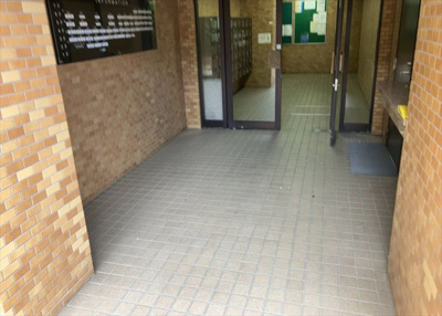 【エントランス】 | ライオンズマンション座間第２ | マンションのエントランスには、もともと風よけや防犯の役割がありますが、マンションによって宅配ボックスなどの設備が備わっている所もあります。日々の生活をイメージしながら生活しやすさをチェックしましょう。