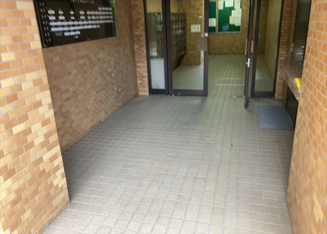 【エントランス】 | ライオンズマンション座間第２ | マンションのエントランスには、もともと風よけや防犯の役割がありますが、マンションによって宅配ボックスなどの設備が備わっている所もあります。日々の生活をイメージしながら生活しやすさをチェックしましょう。