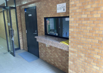 【受付】 | ライオンズマンション座間第２ | 受付はマンションコンシェルジュがいる場合もあれば、管理人が滞在する小部屋を総称して呼ぶことがあります。主にエントランスに設置されていることから、防犯面でも期待ができます。防犯設備がない場合はより安心！