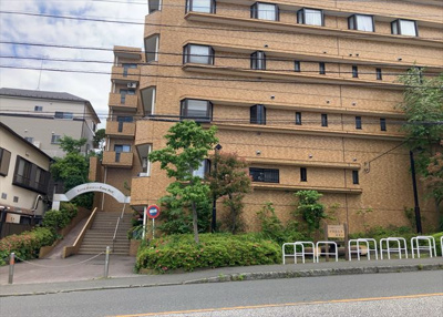 【外観】 | ライオンズマンション座間第２ | 隣家の土地はどうなっているのか、生活利便施設が近くにあるのか、学校まで近いかなど、お客様のライフスタイルにあわせたイメージが重要です。また、近くにあると困る施設が近くにないかも確認するといいでしょう。