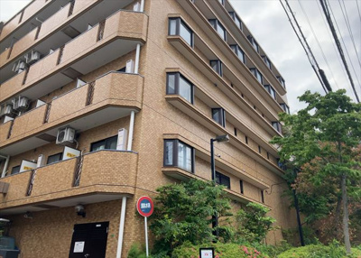 【現況写真】 | ライオンズマンション座間第２ | 道幅が広い場所は日当たりや風通が良好です。幅が広いのですれ違いも可能ですし大きな車でも駐車可能！一方で、大型車が通ることも多くなるため交通量の増加により騒音に繋がります。また土地の値段が高くなります。