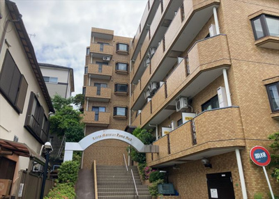 【構造・工法・仕様】 | ライオンズマンション座間第２ | ＲＣ造、Reinforced Concreteは直訳すると補強されたコンクリートです。主に柱や梁・床・壁が鉄筋とコンクリートで構成おり、鉄筋を組んだ型枠にコンクリートを流し込んで固めたものを指します。