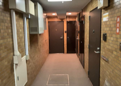 【玄関】 | ライオンズマンション座間第２ | 玄関は家の顔でもあり、家族以外の目にも止まる場所です。玄関は外との間を仕切る扉、靴などをしまっておく収納スペース、靴脱ぎのたたきスペース、来客とのやり取りをするドアホンなど複数のアイテムからなります。