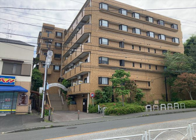 【外観】 | ライオンズマンション座間第２ | 外観はマンション管理がされているかの目安になります。築年数が古いと、壁面は劣化してひび割れが生じることも！建物が古びていても細かいところが修繕されていると、きちんと管理されているなぁと感じるでしょう。