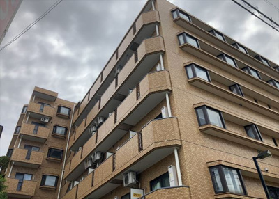 【バルコニー】 | ライオンズマンション座間第２ | 一般的なバルコニーは、奥行1.5ｍ程ですが、ワイルドバルコニーは2ｍまで広がっています。そのため洗濯物の間隔をあけ干すことができ、乾きやすいというメリットや、ガーデニングが楽しめる等の特徴があります。