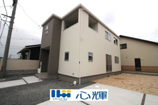 【外観】 | 明るい日差しが差し込む現地。車もゆったり駐めることができます。ぜひ現地をご覧ください。