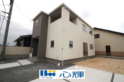 【外観】 | リーブルガーデン防府市田島第9（1号棟） | 明るい日差しが差し込む現地。車もゆったり駐めることができます。ぜひ現地をご覧ください。