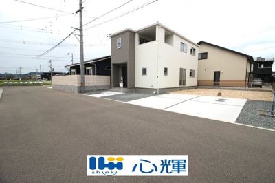 【前面道路含む現地写真】 | リーブルガーデン防府市田島第9（1号棟） | 整備された道路に面する現地は、コミュニティー以外の方々の出入りも少なく、お車の出し入れも楽々です。
