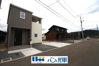 【外観】 | 家の顔となる玄関は洋風なデザイン。