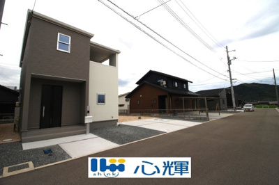 【外観】 | リーブルガーデン防府市田島第9（1号棟） | 家の顔となる玄関は洋風なデザイン。