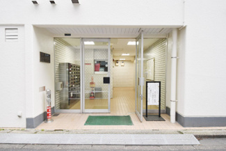 【エントランス】 | マンションの正面エントランス。出入りする人間を癒してくれるマンション入り口であり、その建物の「顔」でもあります。～即日のご見学可能～　お問合せはお気軽にどうぞ。