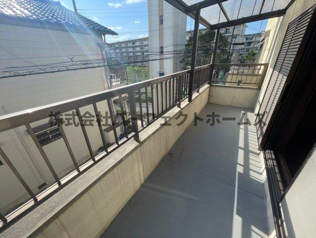 桜丘町戸建　賃貸のバルコニー|バルコニーからの眺めを楽しみながら食事をしませんか