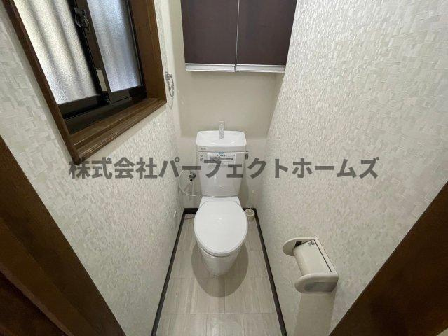 桜丘町戸建　賃貸のトイレ|落ち着いた色調のトイレです