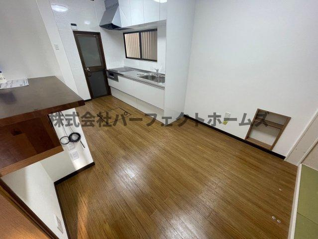 桜丘町戸建　賃貸の居間・リビング|居間です