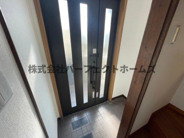 桜丘町戸建　賃貸の玄関|明るい玄関です