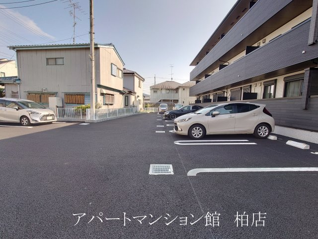 サードコートの駐車場