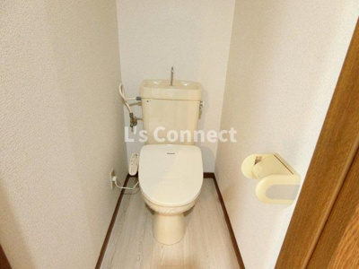 【トイレ】 | ファミリーマンション泉中央 | 温水洗浄便座付きのトイレ。