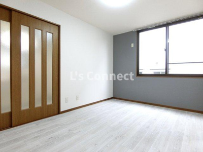 【その他】 | ファミリーマンション泉中央 | ６．５帖の洋室はアクセントクロス仕様。