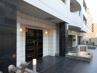 ★重厚感ある建物入口★