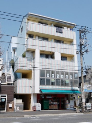 外観、内装共にカラフルでお洒落です♪