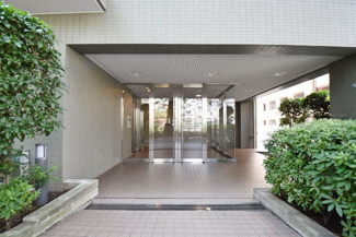 【エントランス】 | オートロックを備えた、マンションのエントランス。やはりセキュリティの観点は欠かすことができません。皆様を“安全”に送り出し、出迎えてくれます。～即日のご見学可能～　お問合せはお気軽にどうぞ。