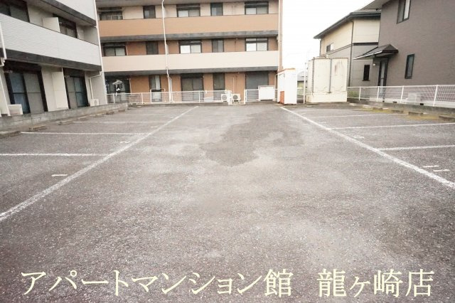 レオパレスサクセスⅠの駐車場