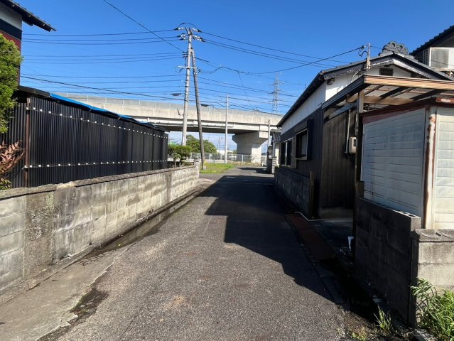 妻崎開作の前面道路含む現地写真