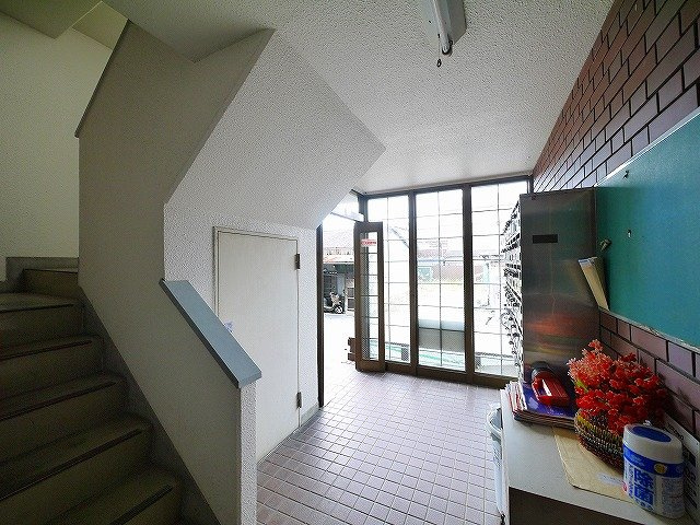 ふじやマンションのエントランス|ガラス張りの扉で明るいエントランスです