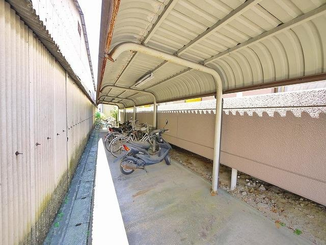 ふじやマンションのその他共用部分|屋根付きの駐輪場です
