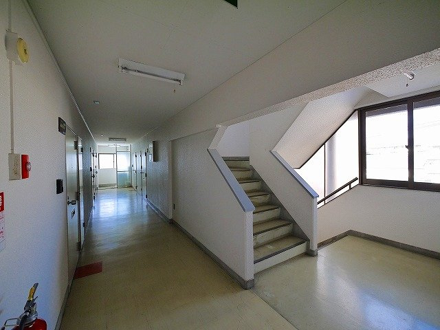 ふじやマンションのその他共用部分|広い共用廊下です
