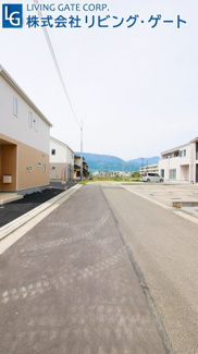 【前面道路含む現地写真】 | 建物の北側。