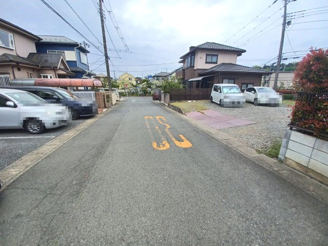 東松山市殿山町 土地49坪の前面道路含む現地写真|前面道路：南側幅員約６ｍ公道に１１．２４ｍ接道