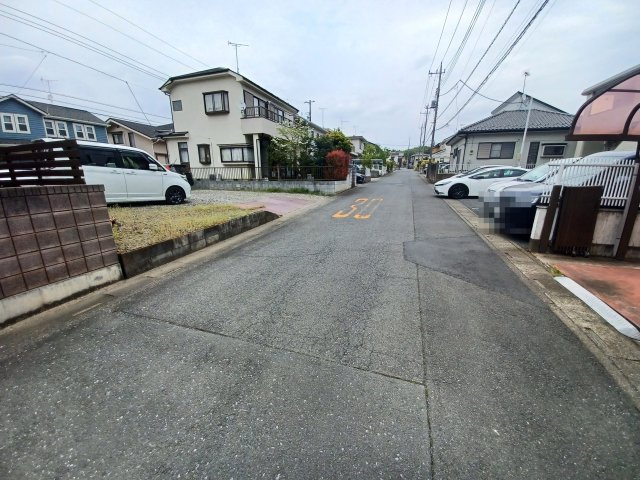 東松山市殿山町 土地49坪の前面道路含む現地写真|前面道路：南側幅員約６ｍ公道に１１．２４ｍ接道